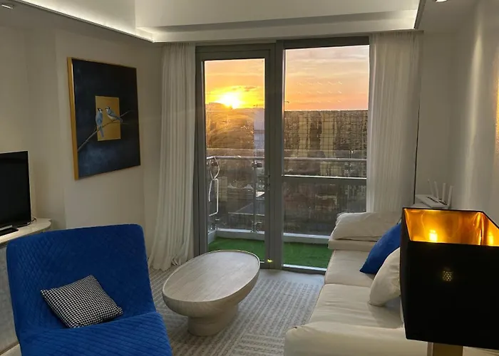 Apartment Spacious 2br Near Of Dreams, Airport, Moa, Okada, Ayala Malls, And Solaire Casino With Free 5 Pool Access *