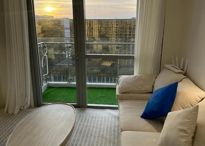 Apartment Spacious 2br Near Of Dreams, Airport, Moa, Okada, Ayala Malls, And Solaire Casino With Free 5 Pool Access