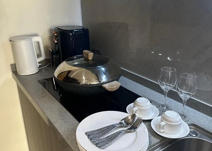 Apartment Spacious 2br Near Of Dreams, Airport, Moa, Okada, Ayala Malls, And Solaire Casino With Free 5 Pool Access *