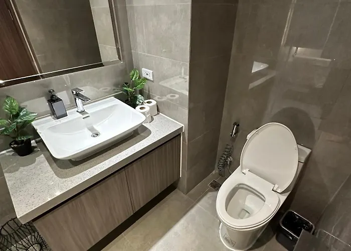 Spacious 2br Near Of Dreams, Airport, Moa, Okada, Ayala Malls, And Solaire Casino With Free 5 Pool Access